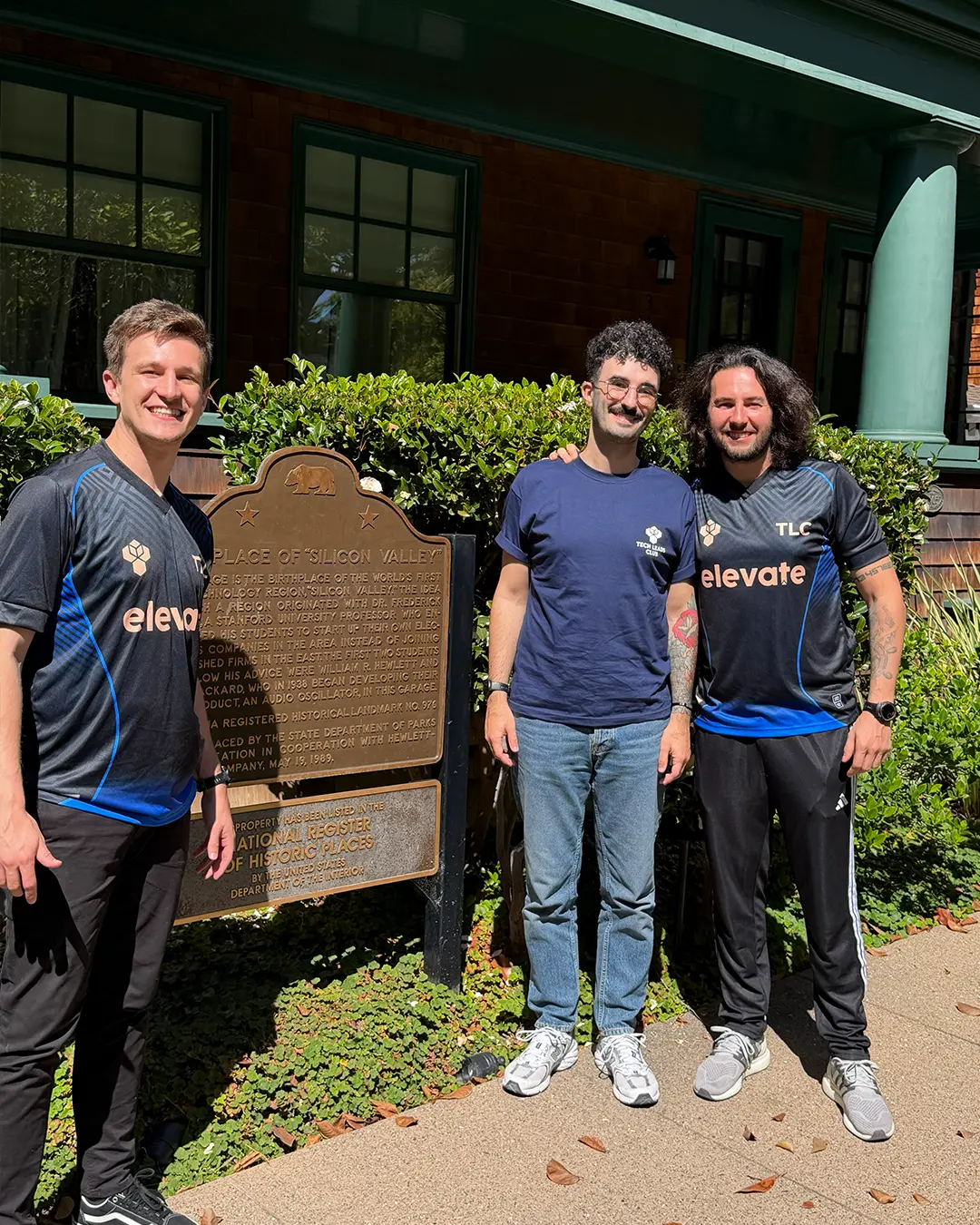 Fundadores da TLC na placa do berço do Vale do Silício